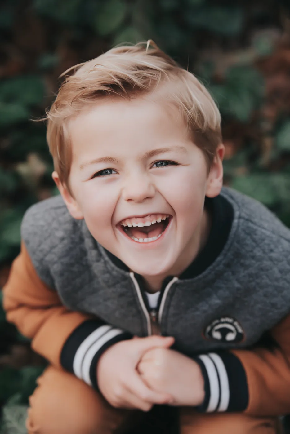 Portrait d’un enfant souriant en extérieur
