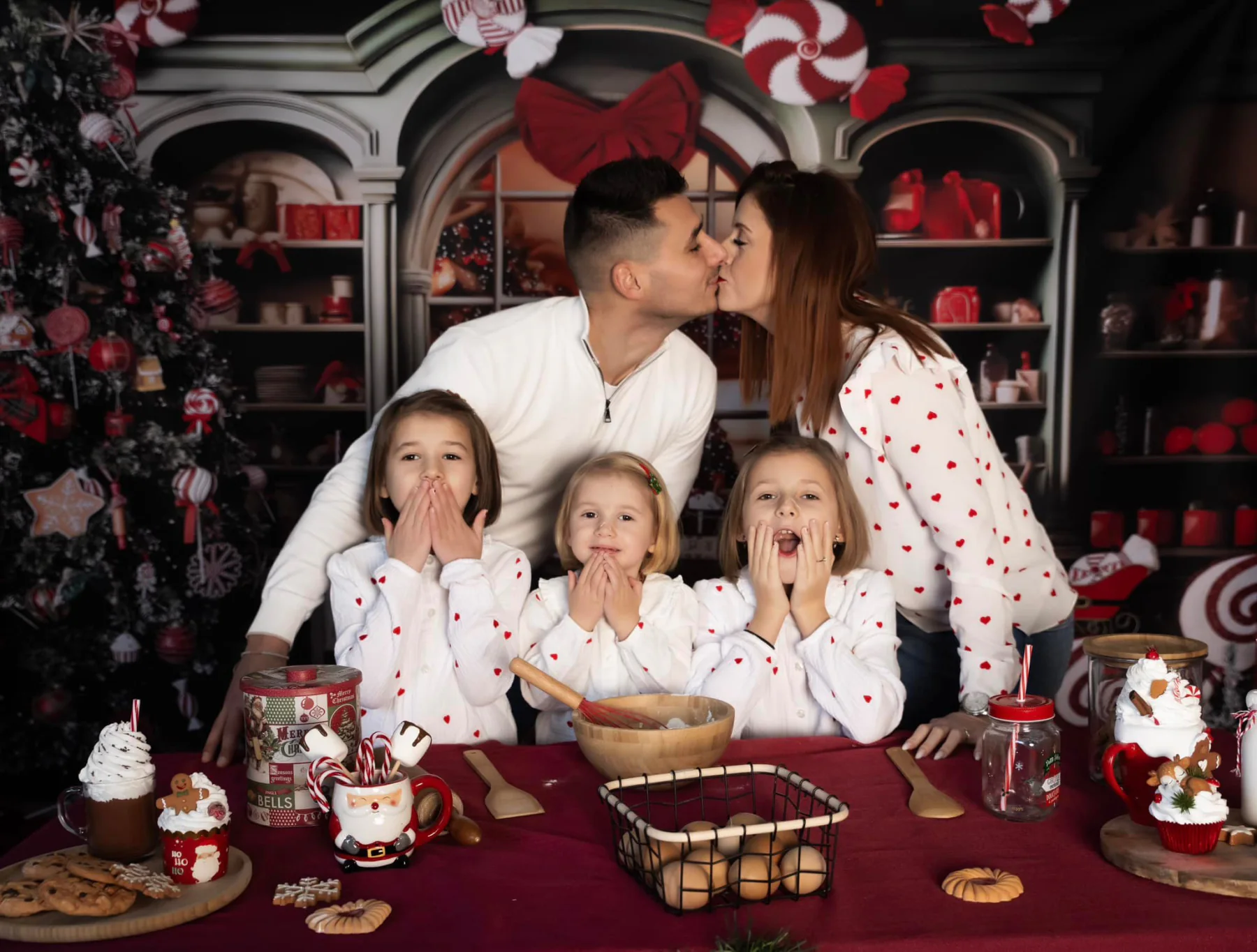Famille réunie dans un atelier aux couleurs de Noël