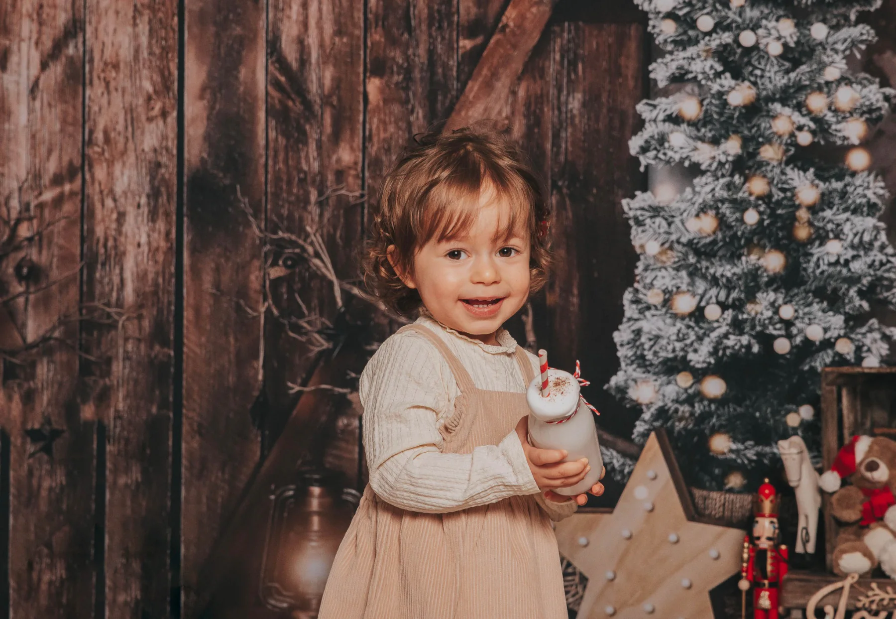 Petite fille devant un sapin de Noël