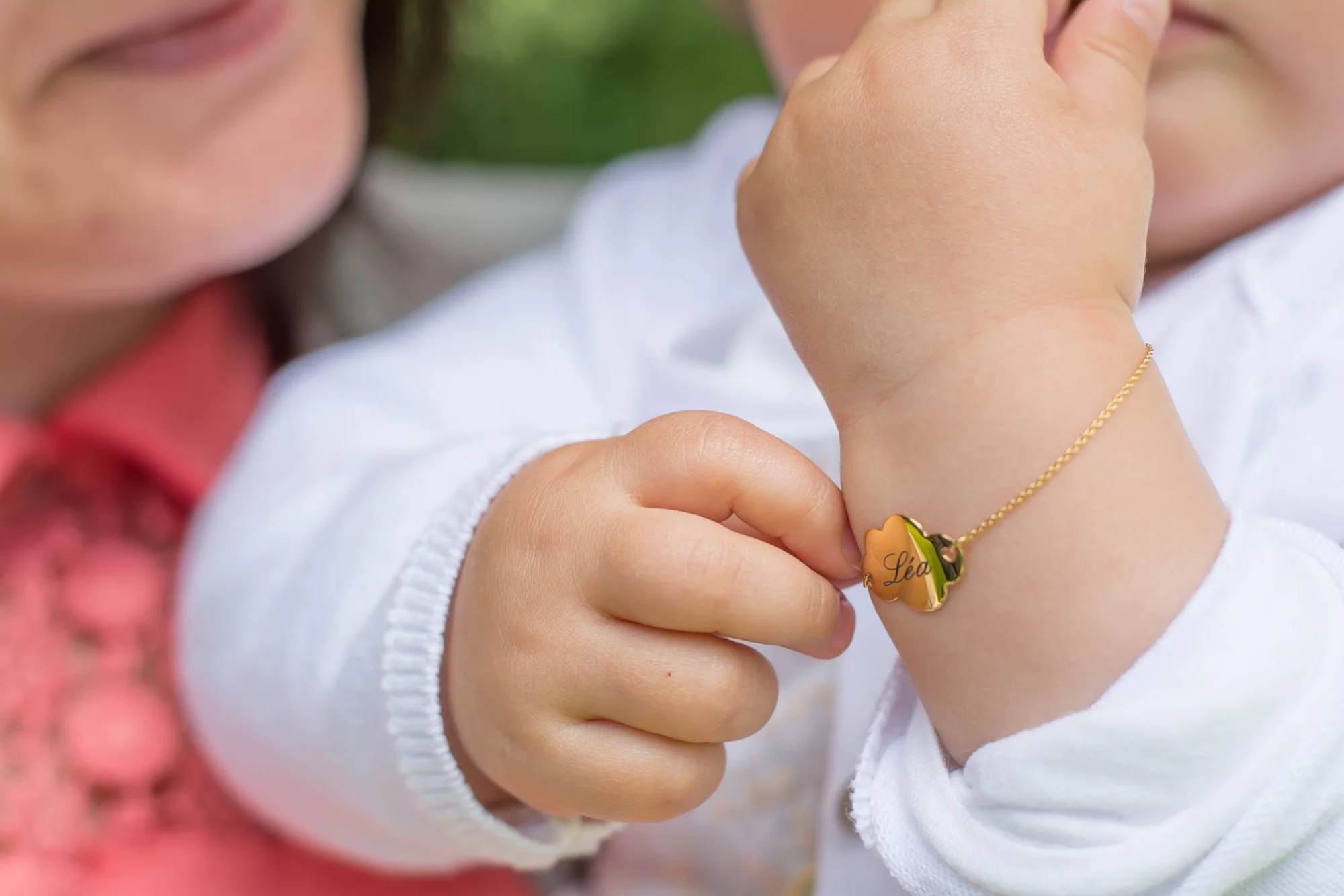 Détail d’un bracelet de baptême