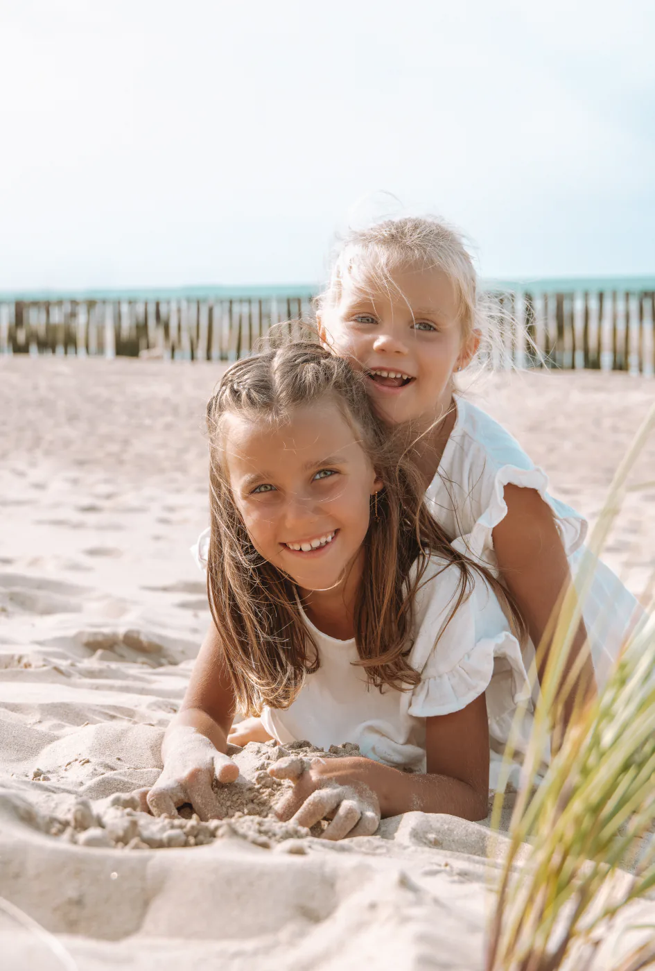 Deux sœurs complices sur la plage