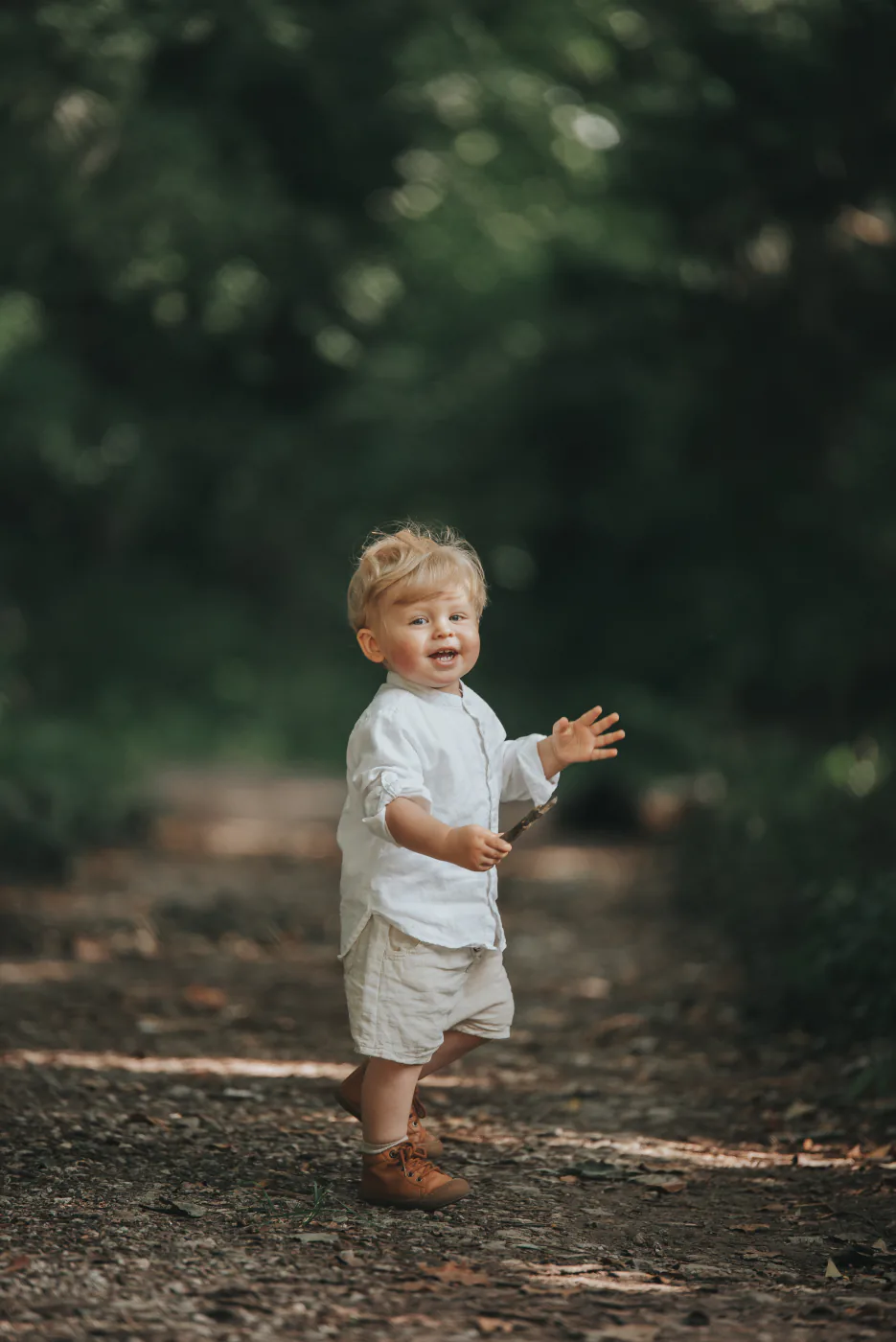 Jeune enfant marchant en forêt