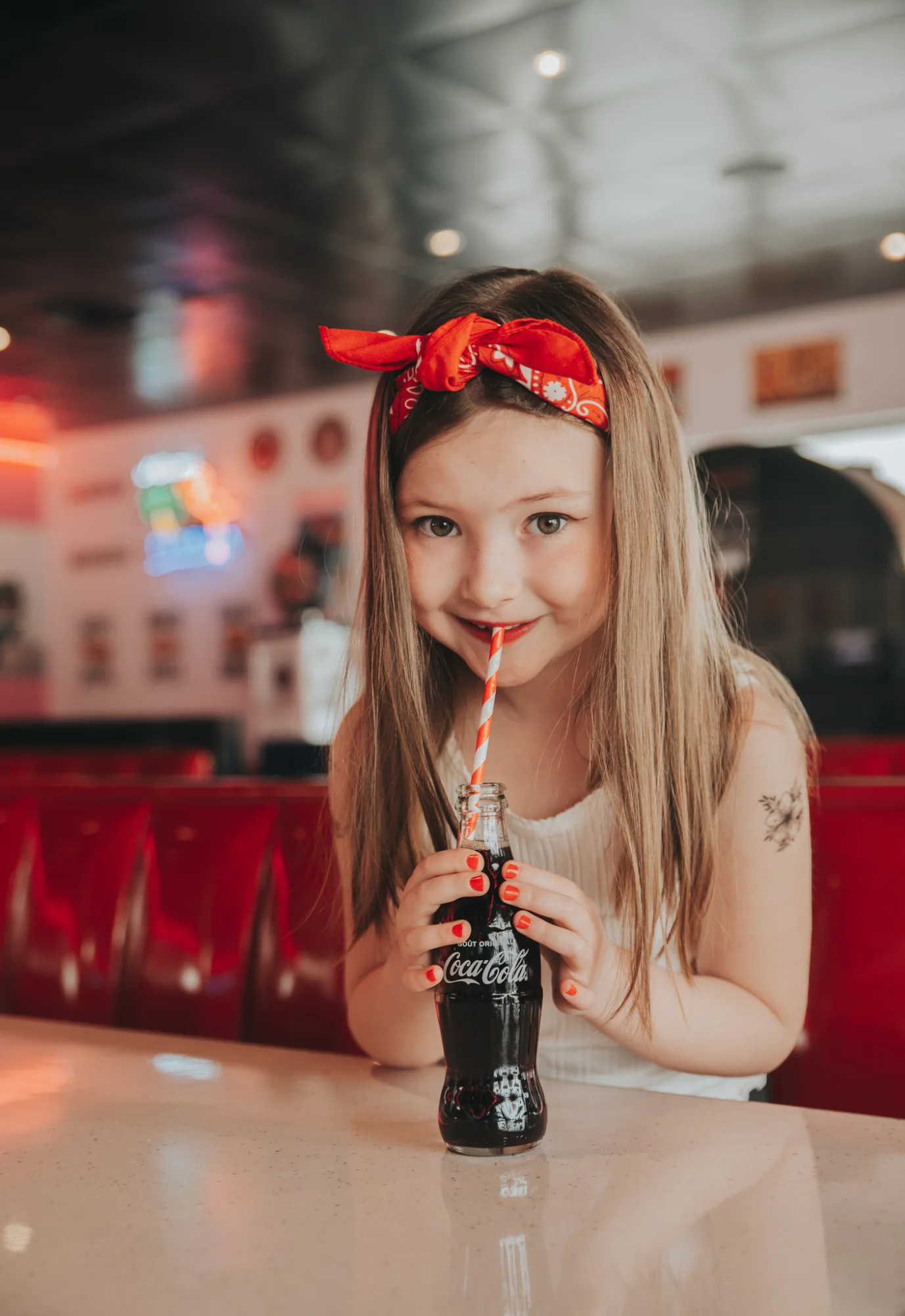 Portrait d’une jeune fille dans un décor rétro