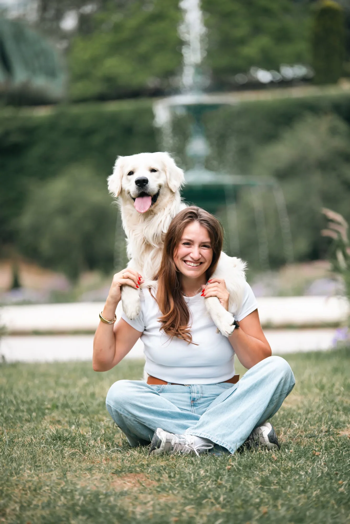 Portrait d’une femme avec son chien en extérieur