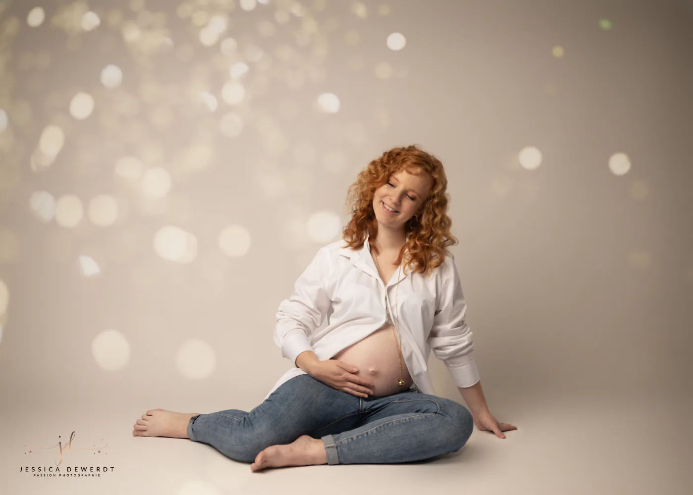 Future maman assise dans un décor lumineux
