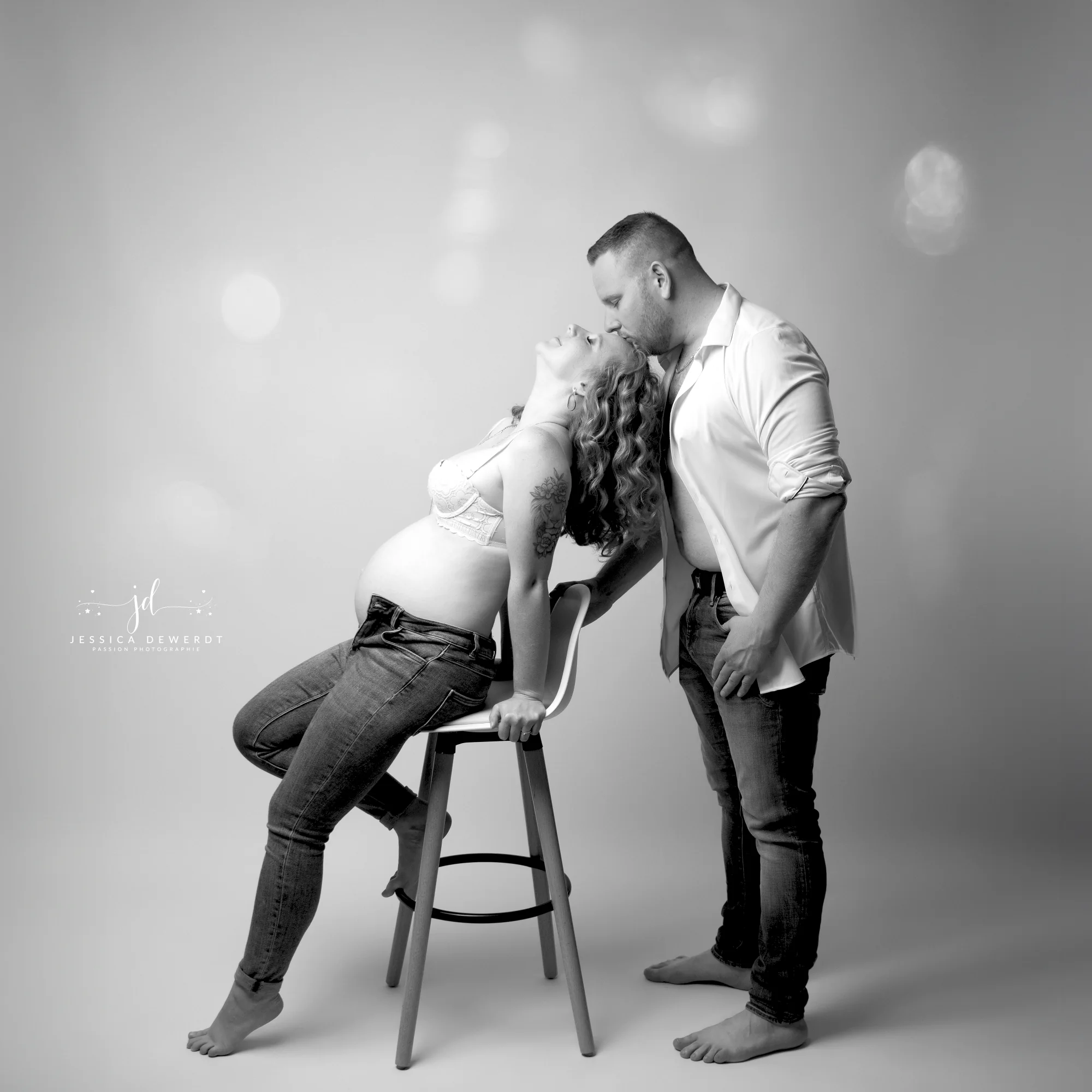 Couple lors d’une séance grossesse en noir et blanc