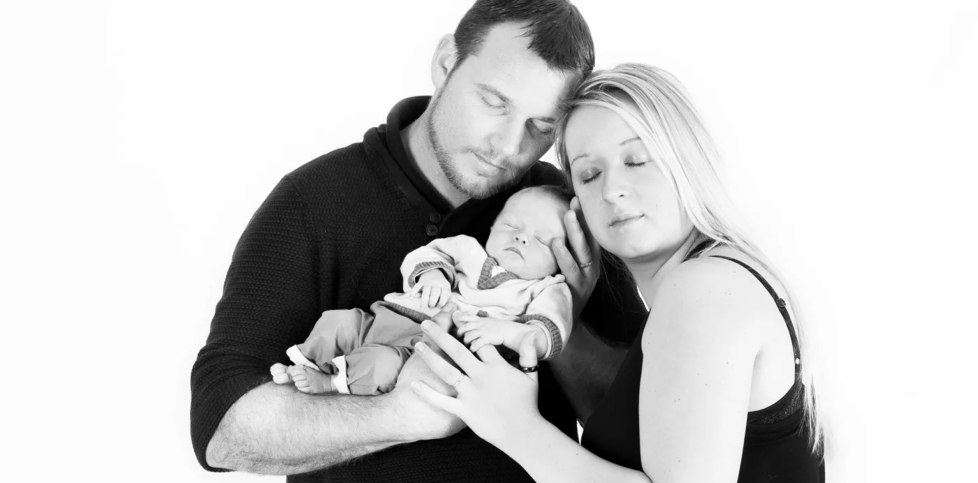 Parents tenant leur nouveau-né