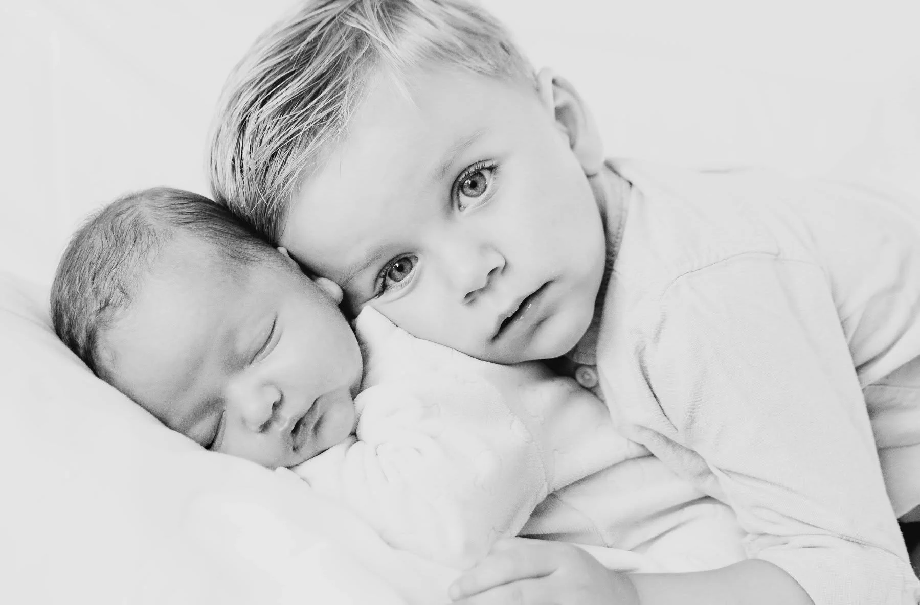 Fratrie réunie en noir et blanc