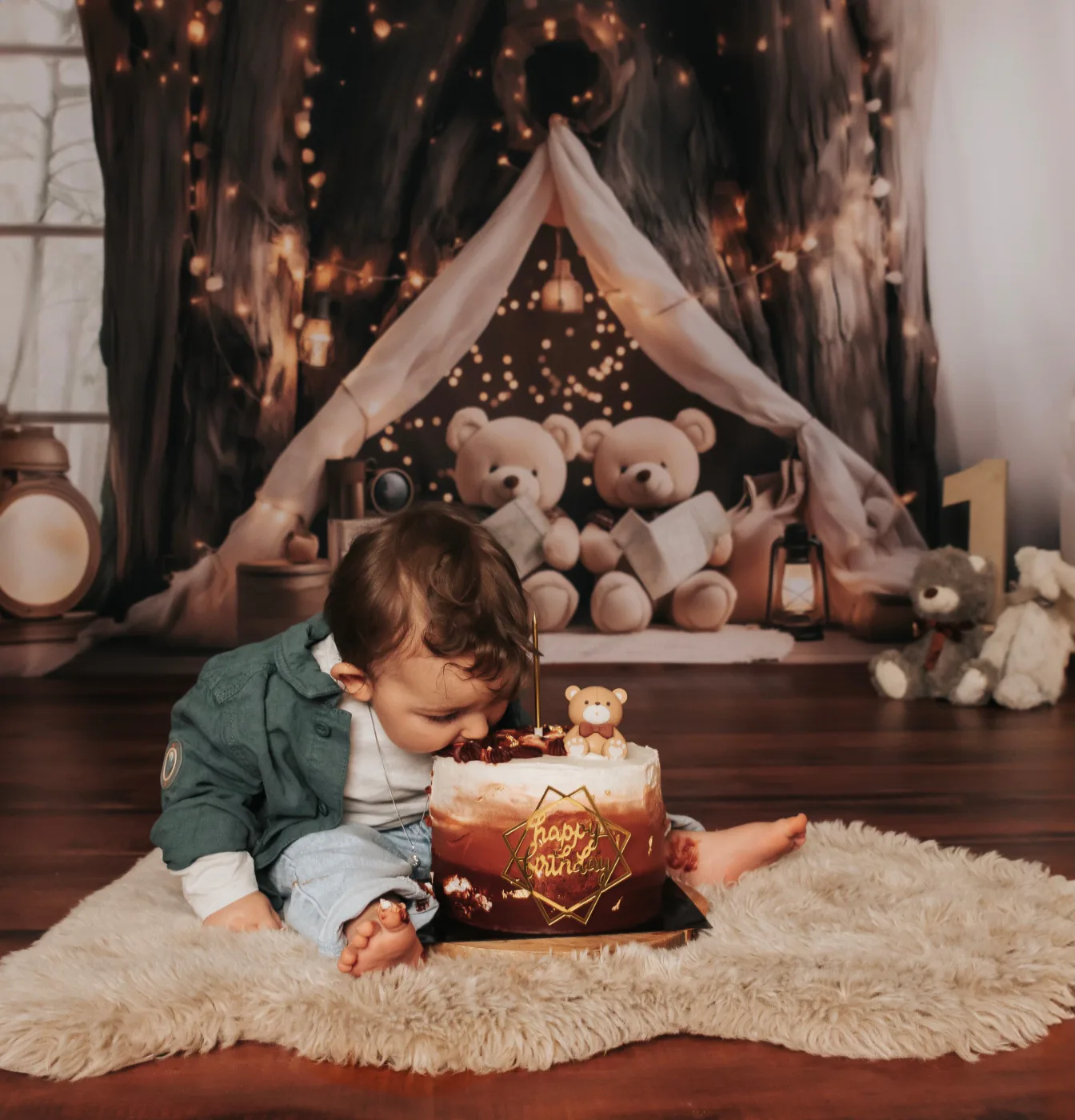 Enfant découvrant son gâteau d’anniversaire