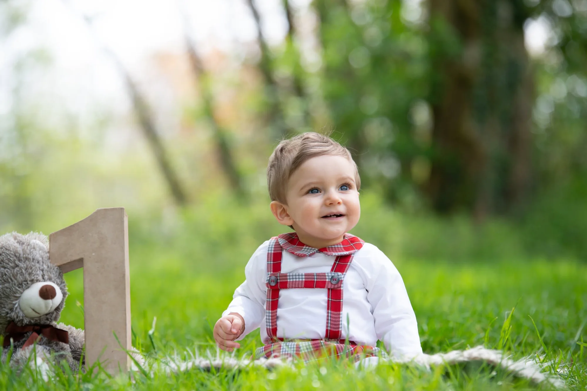 Bébé en extérieur avec un cadeau