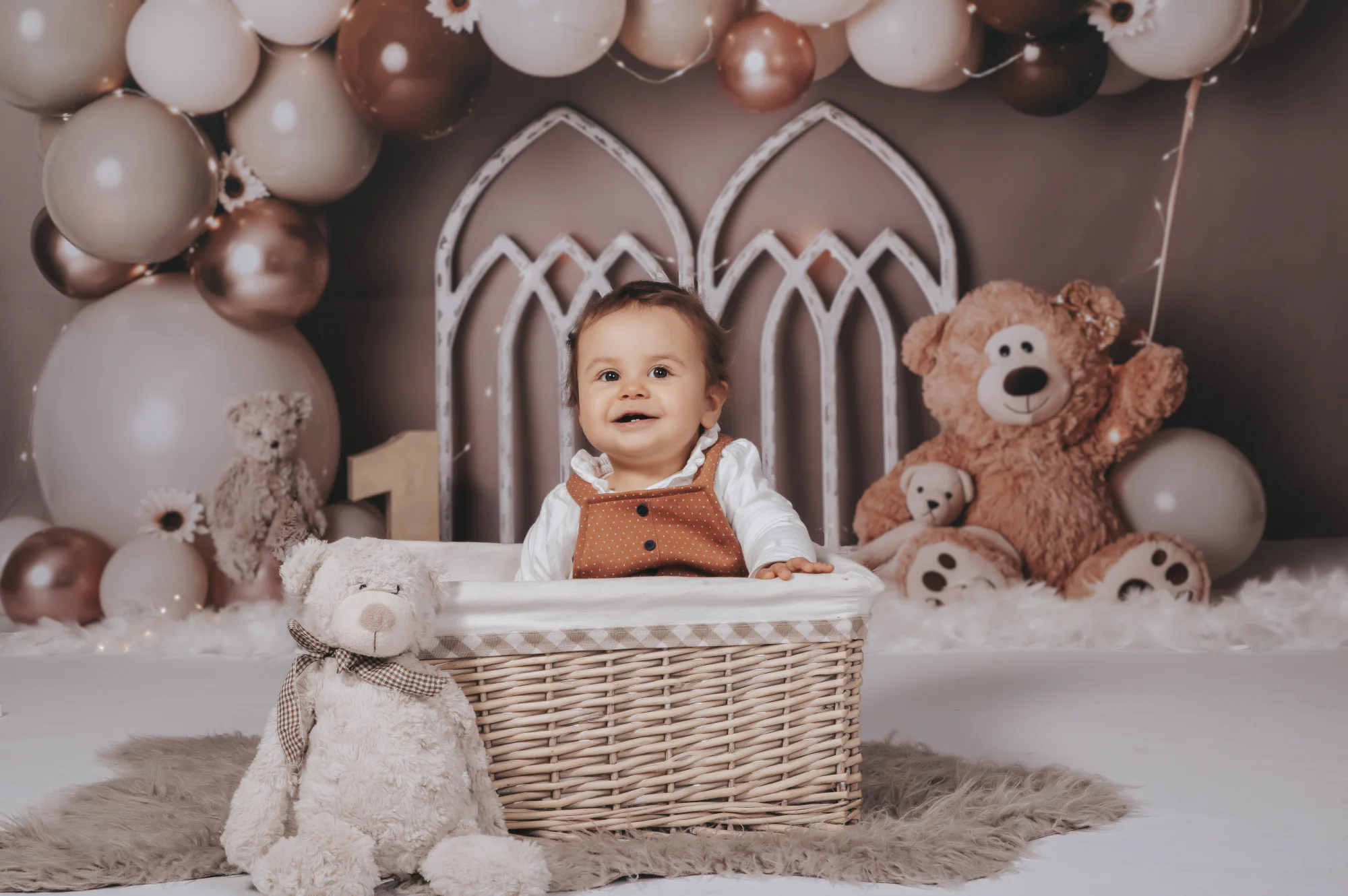 Bébé installé dans un panier au milieu d’un décor doux