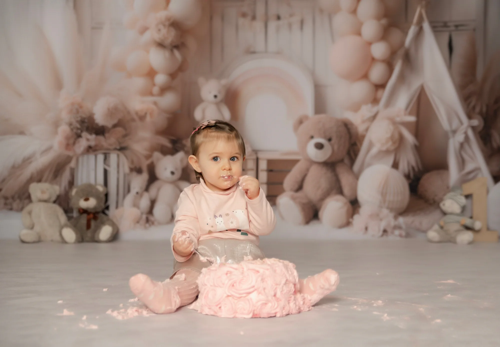 Bébé dans un décor rose et fleuri